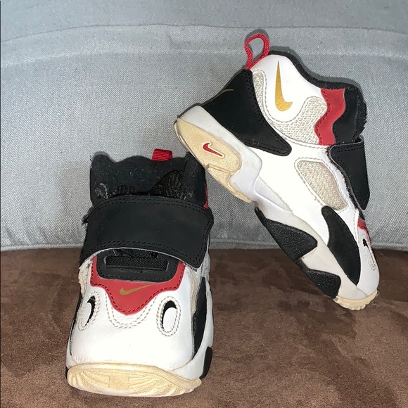 Toddler Nikes size 6c - Picture 4 of 5